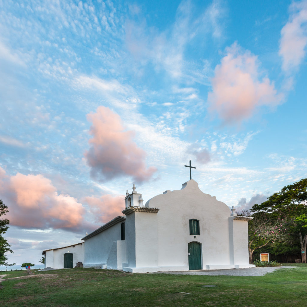Descubra a História e a Beleza na Igreja São João Batista em Trancoso! 🏰🌴