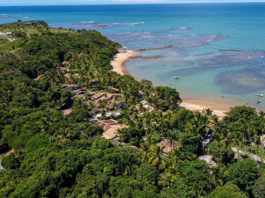 Praia dos Nativos: O Espetacular Encontro do Rio com o Mar em Trancoso